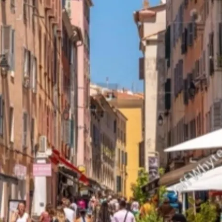 F2 Rue Fesch * Ajaccio (Corsica)